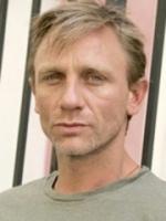 Daniel Craig with medium long bangs
