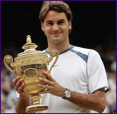 Roger Federer with medium wavy hairstyle_Roger Federer holds a wimbleton trophy.jpg
