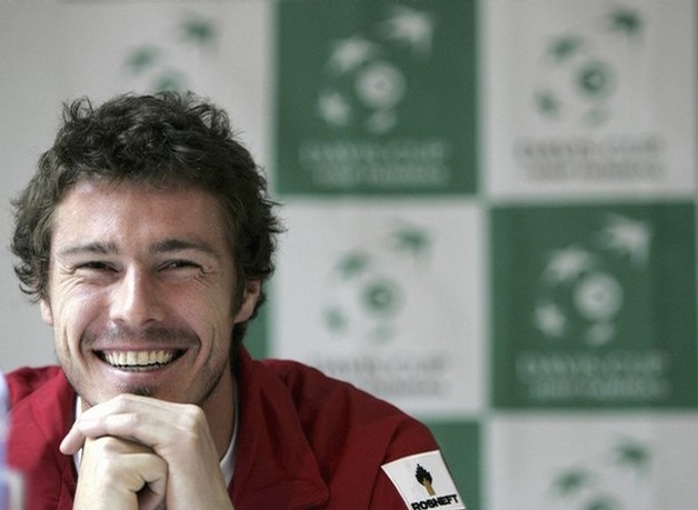 Marat Safin with short wavy hair with a very cute smile
