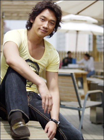 Jung Ji Hoon with medium spiky hairstyle.jpg
