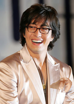 hot actor Bae Yong Joon picture.jpg
