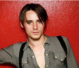 Reeve Carney pictures with his medium haircut.PNG
